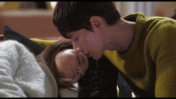 Beso entre Lee Hee Kyung y Song Yi en el Kdrama My Love from the star